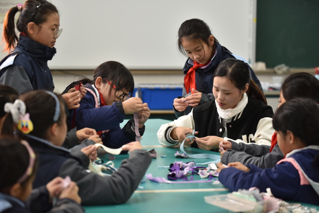 圖為江北區(qū)第二實驗小學女紅社團 學校供圖.jpg