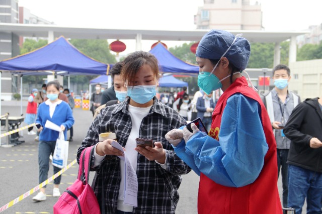 考生在工作人員的引導下有序走進考場 學校供圖.jpg