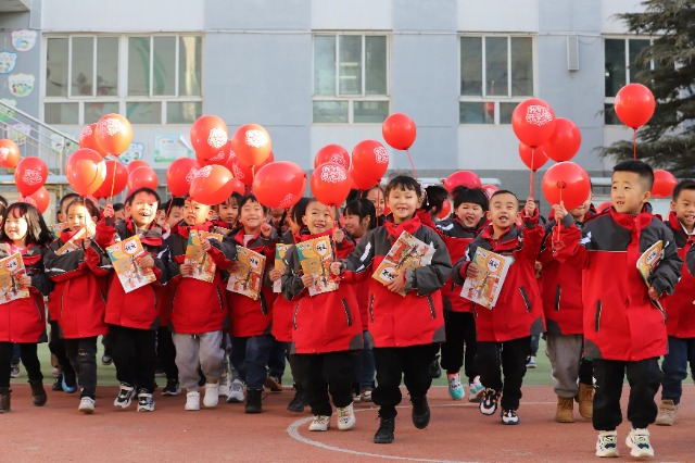 01——2月19日，甘肅省平?jīng)鍪嗅轻紖^(qū)西大街小學(xué)教育集團(tuán)，學(xué)生們領(lǐng)取到新課本后在校園里高興地奔跑。.JPG