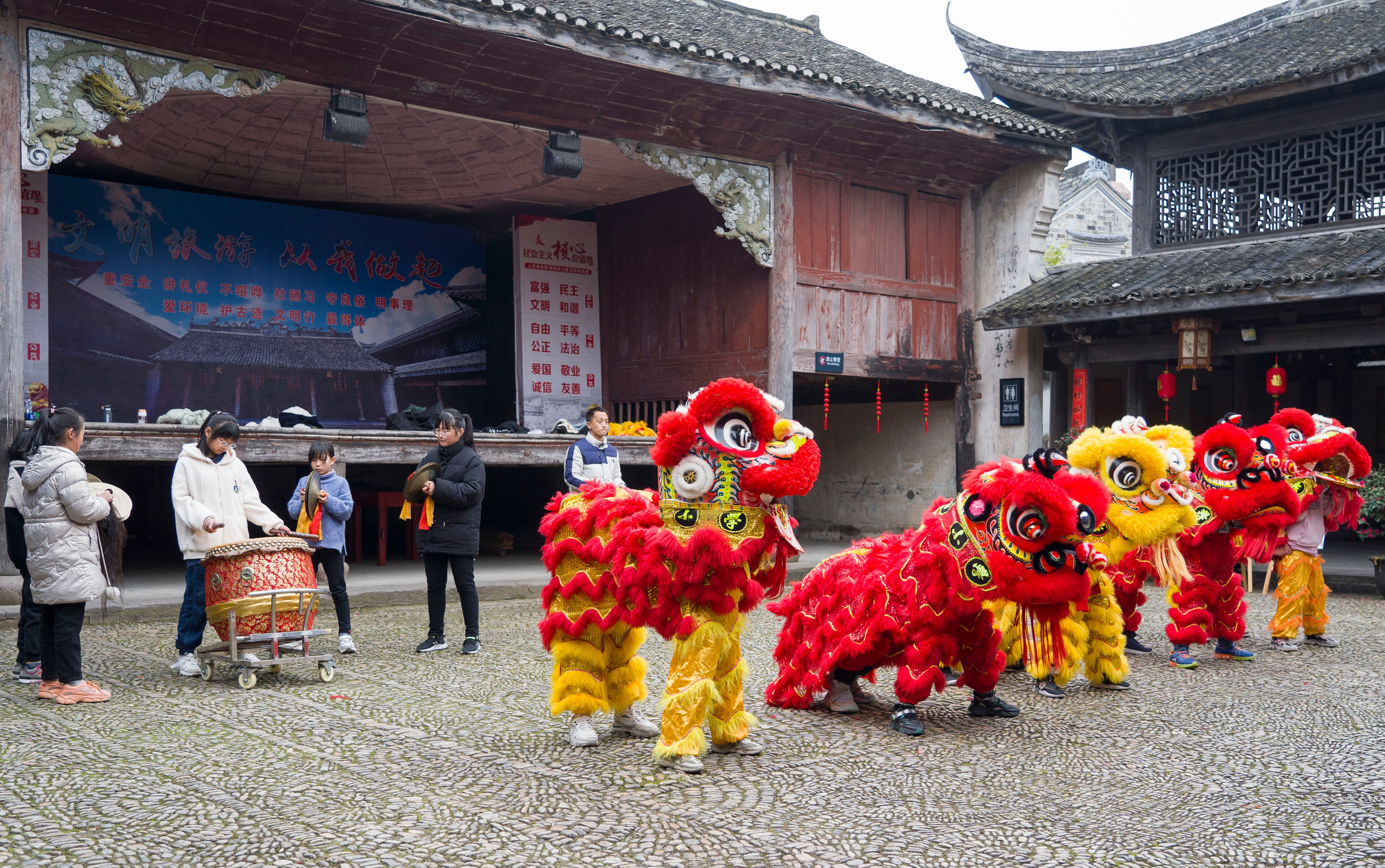 雄獅少年張鎮(zhèn)浩和舞獅隊(duì)的隊(duì)友們一起訓(xùn)練 寧?？h教育局供圖.jpg