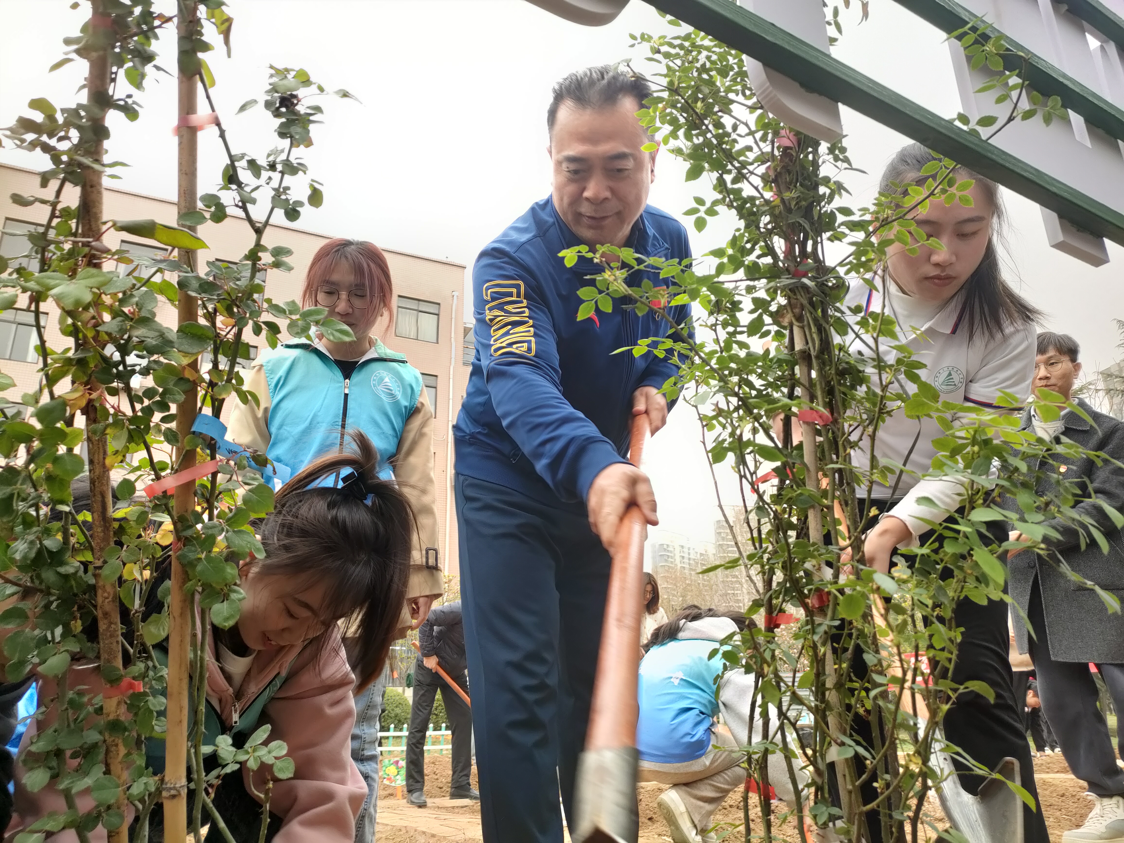 02  洛陽理工學院校長張銳和同學們一起栽種植物.jpg