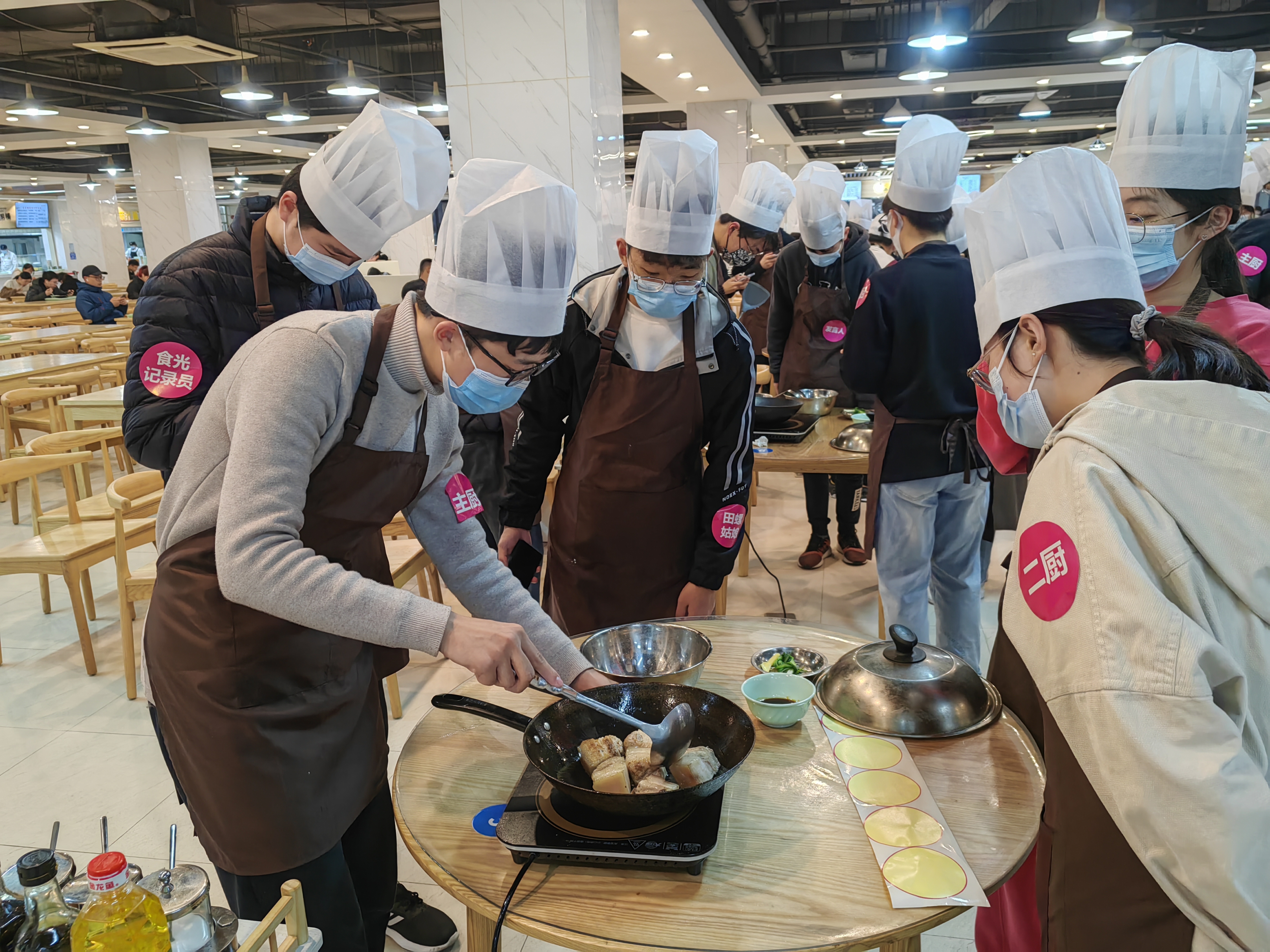 華東理工大學(xué)將勞動教育課堂搬到食堂。（學(xué)校供圖）.jpg