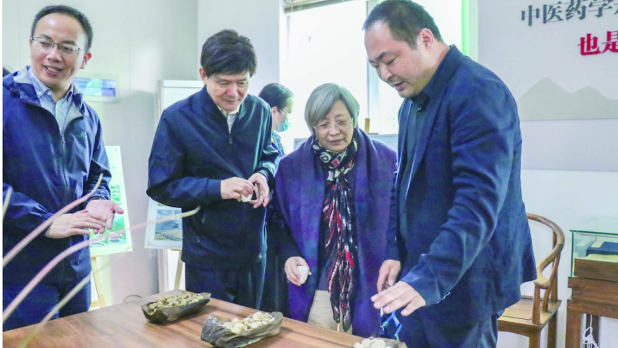 趙玉芬院士團隊成員查看飛天歸來的浙貝母種子 學(xué)校供圖.jpg