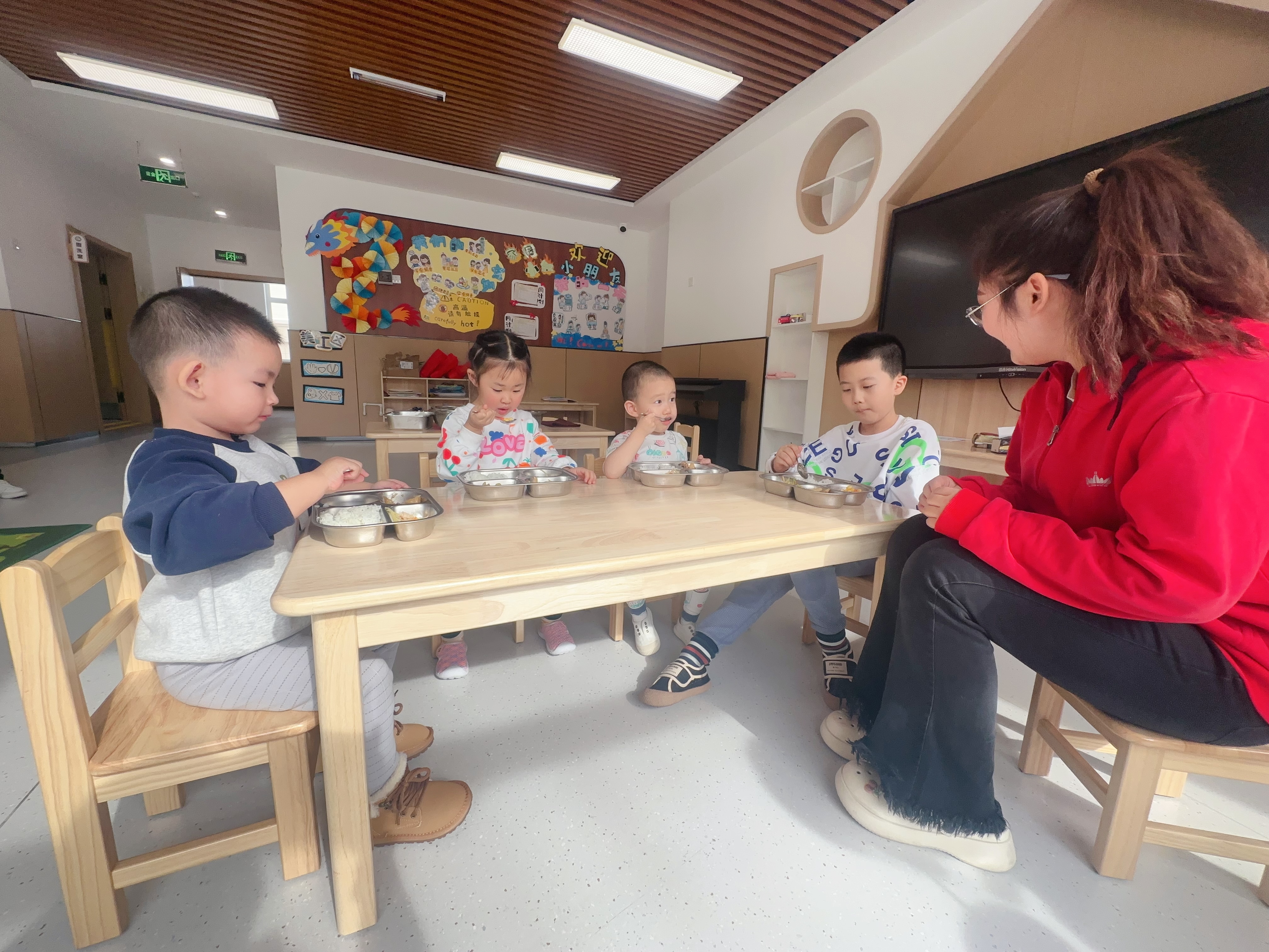 綠園區(qū)第四實驗幼兒園，孩子在開心地吃著園區(qū)精心搭配的營養(yǎng)午餐（綠園區(qū)教育局供圖）.jpg