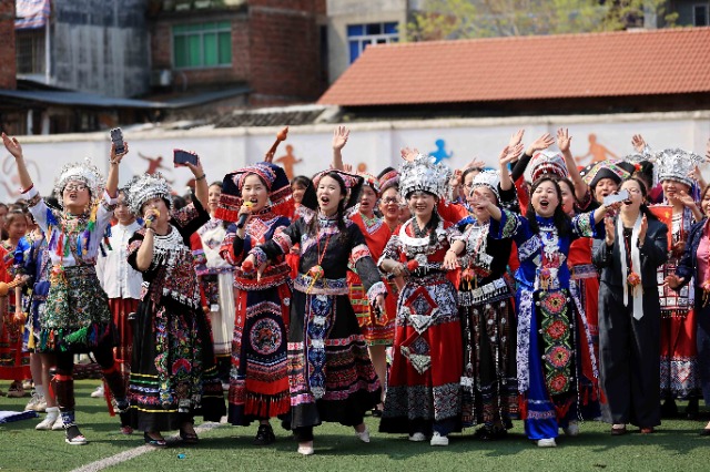 圖1：4月9日，在廣西柳州市融安縣實(shí)驗(yàn)小學(xué)校園，師生們?cè)谶M(jìn)行山歌對(duì)唱。（譚凱興 攝）.JPG