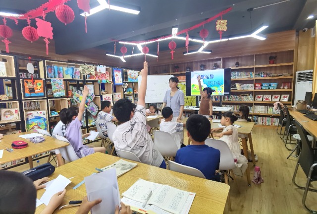 7月16日，姜堰區(qū)三水街道關工委陳莊社區(qū)校外輔導站開辦的《智慧運算一一感受別樣的數(shù)學》得到孩子們的青睞。（拍攝者：泰州市姜堰區(qū)關工委 全玉英）.jpg