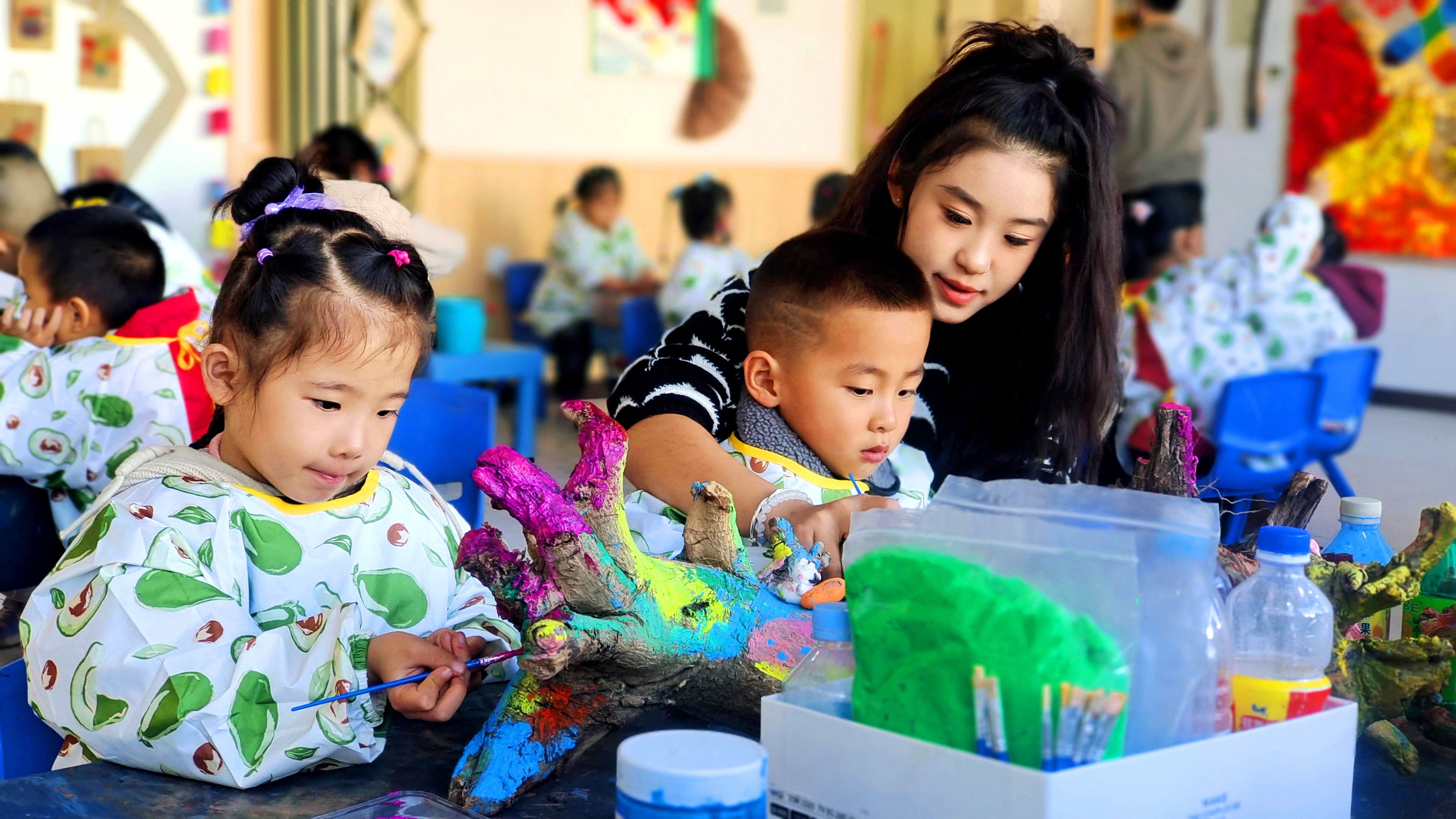 03 臨澤縣西關(guān)幼兒園教師田慧姍帶領(lǐng)幼兒在美工坊用樹根作畫  宋雪蓮 攝.jpg